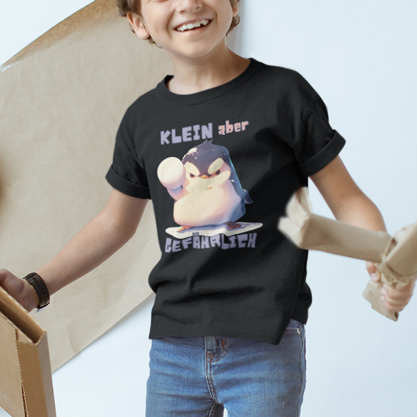 Pinguin mit Schneeball Kinder T-Shirt