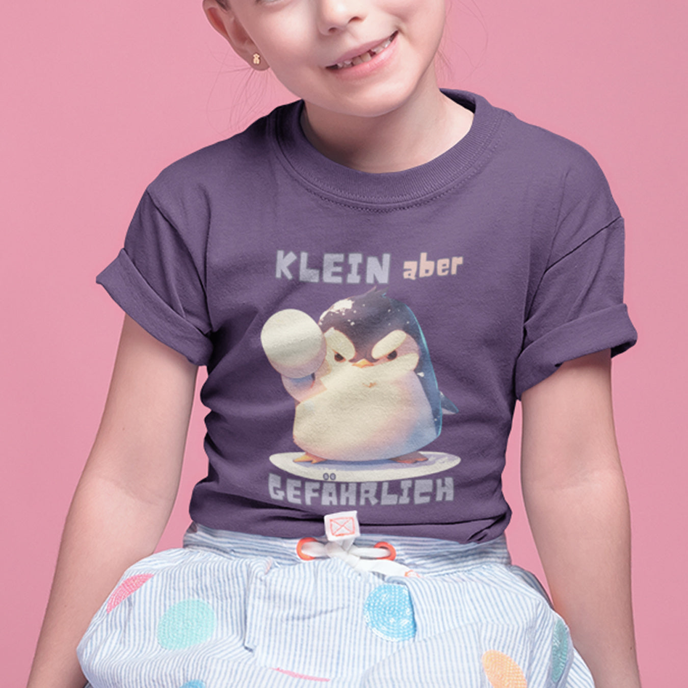 Pinguin mit Schneeball Kinder T-Shirt