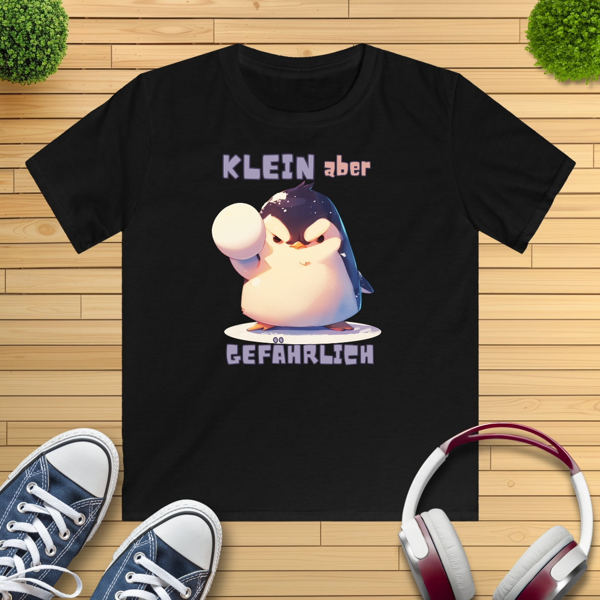 Pinguin mit Schneeball Kinder T-Shirt