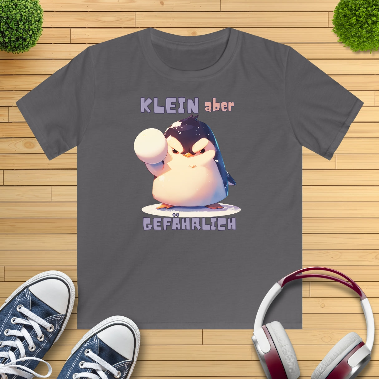 Pinguin mit Schneeball Kinder T-Shirt