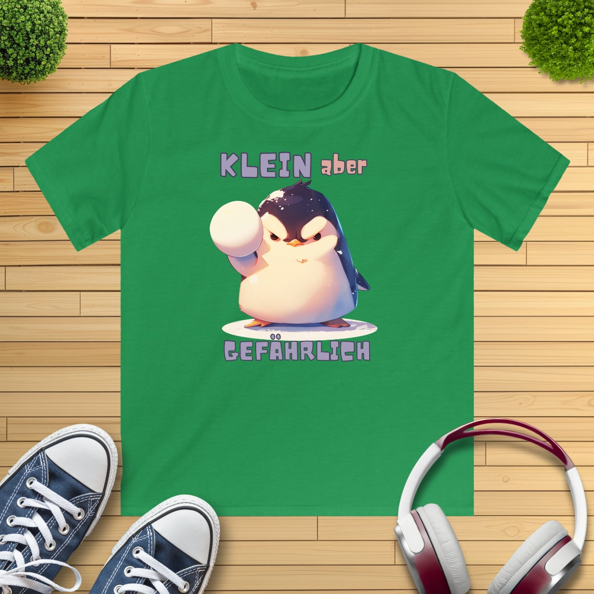 Pinguin mit Schneeball Kinder T-Shirt