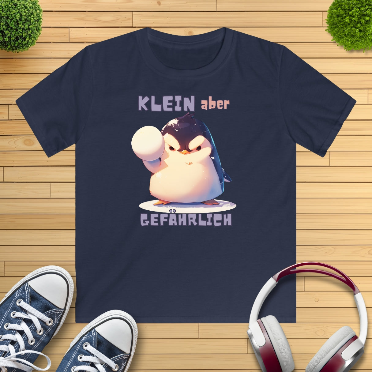 Pinguin mit Schneeball Kinder T-Shirt