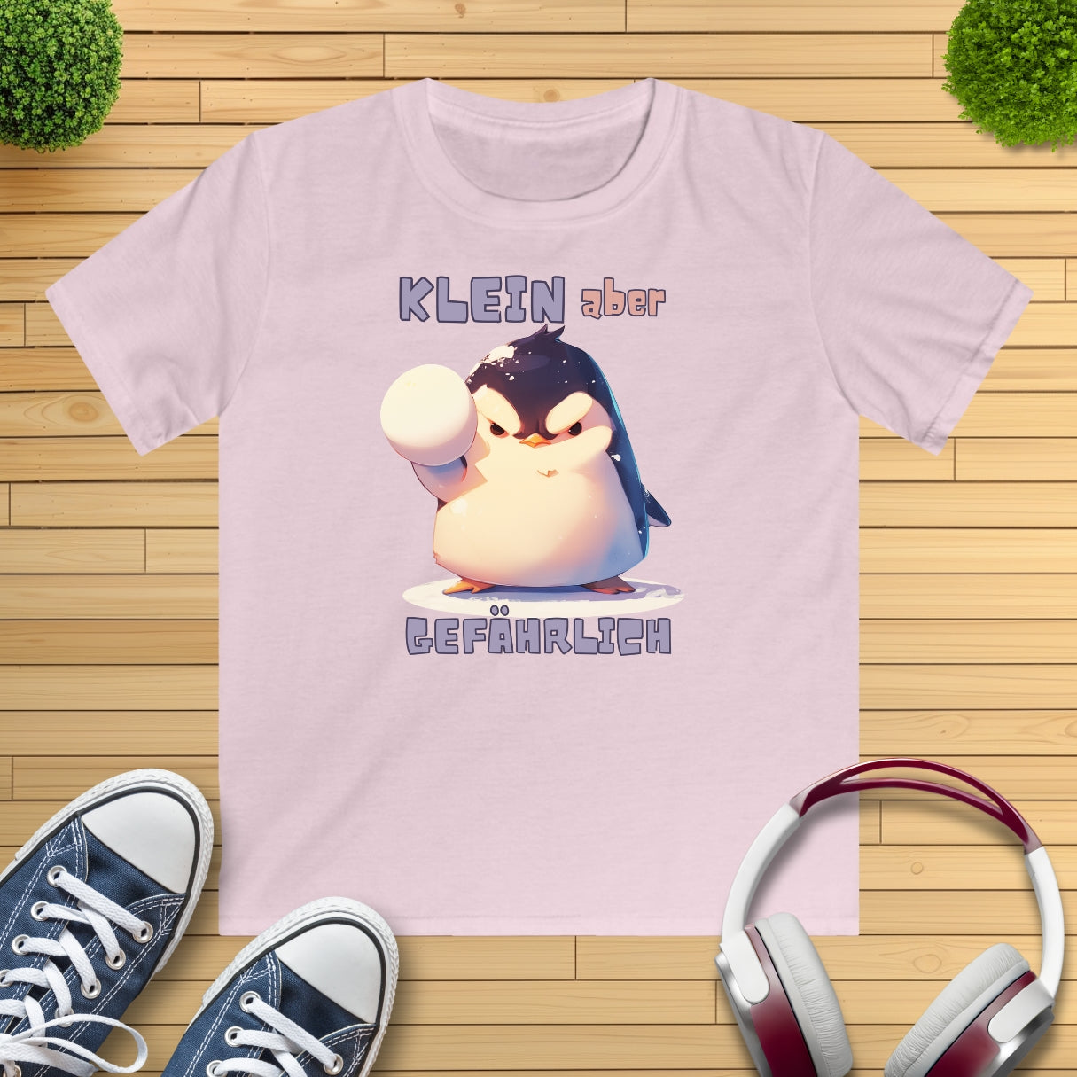 Pinguin mit Schneeball Kinder T-Shirt