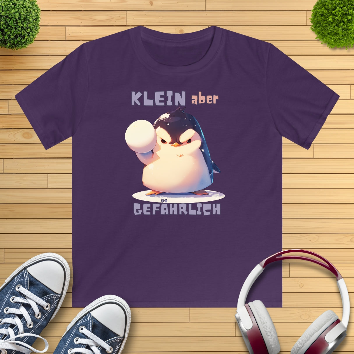Pinguin mit Schneeball Kinder T-Shirt