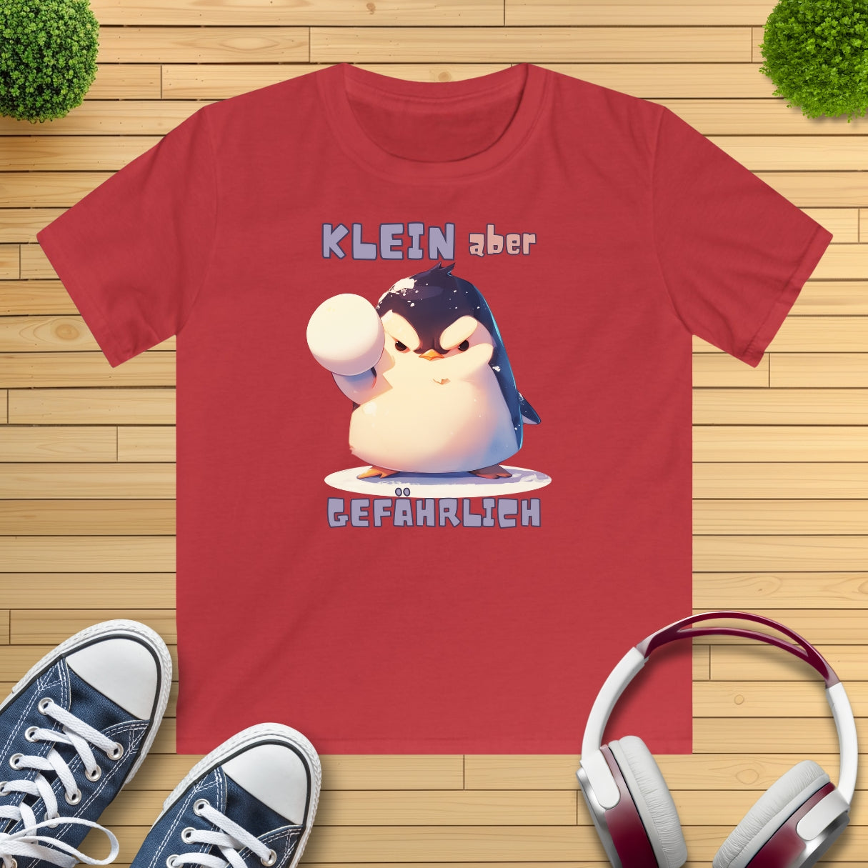 Pinguin mit Schneeball Kinder T-Shirt