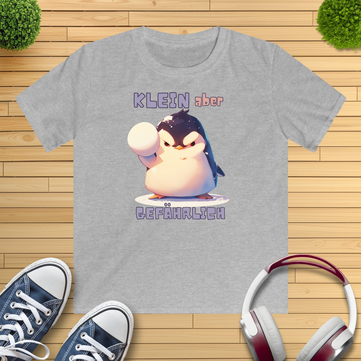 Pinguin mit Schneeball Kinder T-Shirt