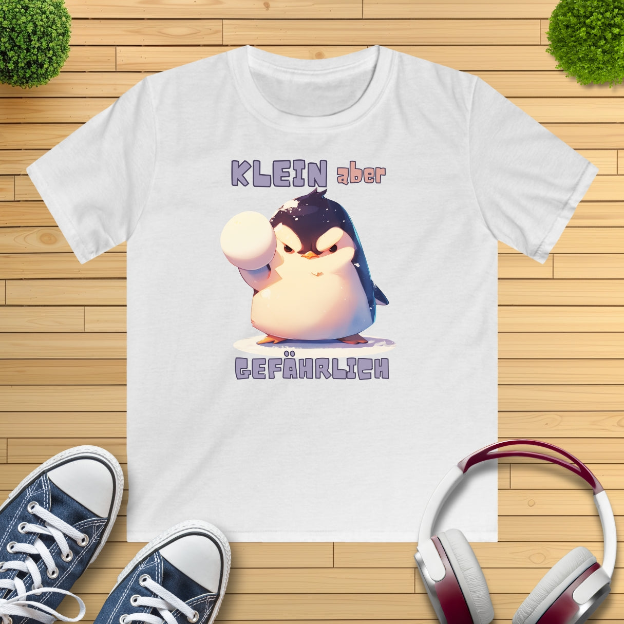 Pinguin mit Schneeball Kinder T-Shirt
